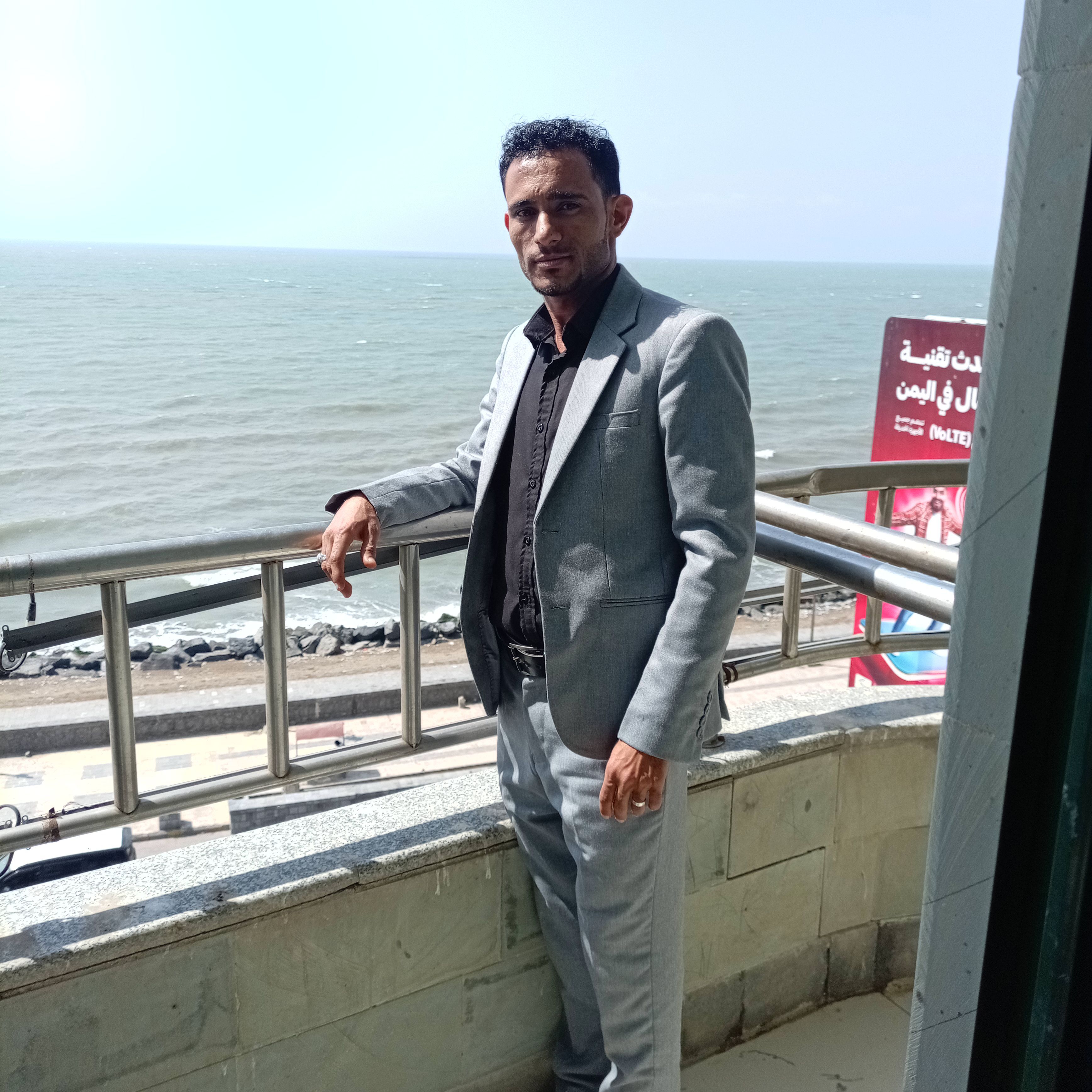 D.r Omar Alkuhlani ب